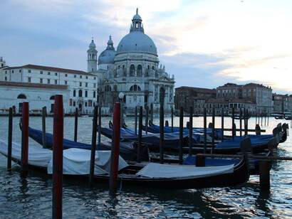 Venecia. Góndolas anrte la iglesia de la Salute