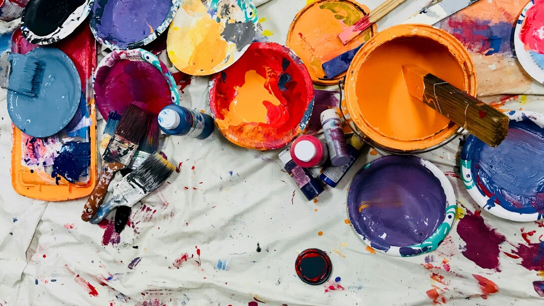 L’arte terapia è una forma di supporto psicologico che utilizza attività artistiche per esprimere emozioni e pensieri