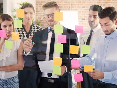 Pessoas trabalham em equipe. No competitivo e dinâmico mundo da moda, as colaborações têm se destacado como uma estratégia eficaz para criar valor e conquistar novos públicos 

