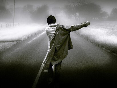 Un hombre sigue su camino