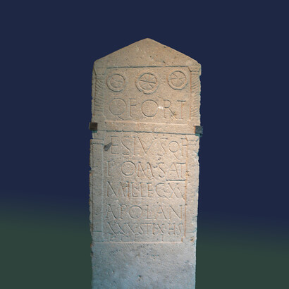 Stele funeraria di Quintus Fortesius Saturninus, rinvenuta a Carnuntum. Petronell-Carnuntum, Bassa Austria