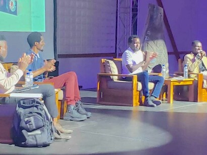 À esquerda, Prof. Carlos Nhangumele e o Prof. Leonardo Jossai, à direita, o poeta Luís Nhazilo (apresentador do evento) e o autor do livro, Rei do Gado, em lançamento do livro
