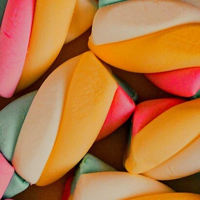 Il test del marshmallow di Walter Mischel osserva come i bambini gestiscono la tensione tra gratificazione immediata e ricompensa futura