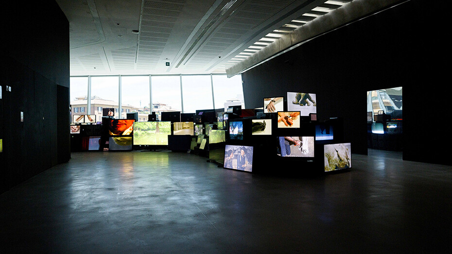 Douglas Gordon, Pretty much every film and video work from about 1992 until now-ish…exhibition view. Courtesy of Maxxi 