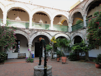 En la piel mestiza del territorio se tatuaron lamentos, dolores y decepciones, acompañadas por el esfuerzo cotidiano del intenso trabajo de habitantes que desean crear una vida posible en un país otrora inexistente. Claustro en el Convento de Santa Cruz de la Popa, Cartagena, Colombia