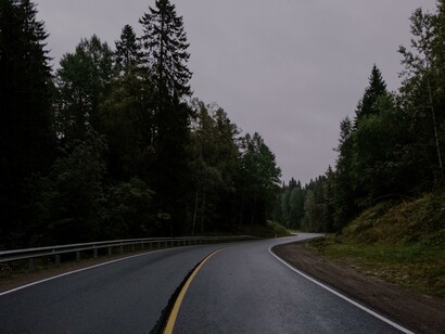 A estrada continua branca, só aqui e ali vai sendo pintada