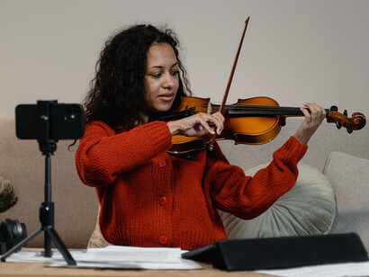 Violinista grava a si mesma para concorrer a uma bolsa de estudos no exterior