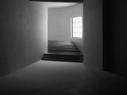 'Turning Hallway', 2003, digital chromogenic print mounted to Plexiglas, 71 1/2 x 91 inches (182 x 231 cm)
