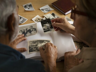 Casal organiza suas memórias. No meio acadêmico, durante muito tempo, o gênero biográfico foi considerado "a superfície da História" ou um "instrumento dos poderosos". Passou por mudanças teórico-metodológicas, foi ressignificado e hoje ocupa um lugar de destaque na historiografia contemporânea