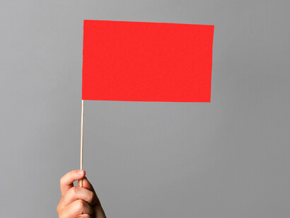 Las red flags absurdas nos encapsulan en un círculo de elecciones previsibles que limitan nuestro crecimiento afectivo