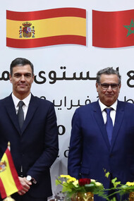 Pedro Sánchez y Aziz Akhannouch (al centro) en la Reunión de Alto nivel Marruecos-España, febrero de 2023