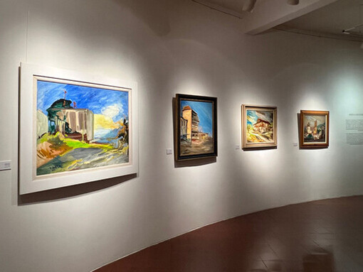 Entre las piezas exhibidas destacan composiciones inspiradas en el imaginario del Popol Vuh y en el inframundo de Xibalbá, donde el artista reinterpretó símbolos ancestrales desde una perspectiva contemporánea