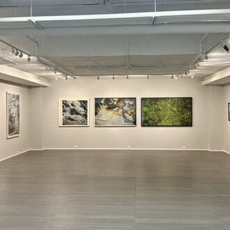 Andrés Orjuela, Alguien nos ha estado mirando, vista de exhibición. Cortesía de Galería La Balsa 