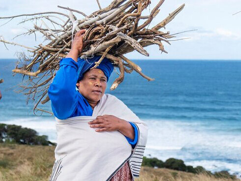 Ahora me conformo con el trabajo de (d)esarrollo con expectativas menos grandiosas, sin perder ninguna oportunidad de concienciar sobre sus contradicciones, tratando siempre de mantenerme fiel a mis convicciones ideológicas