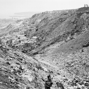Jo Ractliffe (South African, born 1961)
Woman on the footpath from Boa Vista to Roque Santeiro market, 2007
From the series Terreno Ocupado
Inkjet print, 2015
On loan from the artist, courtesy Stevenson, Cape Town and Johannesburg
© Jo Ractliffe. Courtesy of Stevenson, Cape Town and Johannesburg