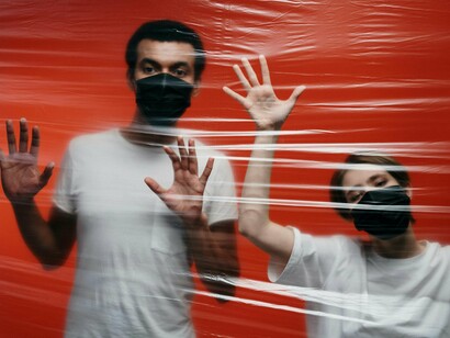 Passamos a ficar mais desacelerados e entender que a vida se passa dentro de nossas casas, ali é que tudo acontece, porque lá trás, provocou a gente a entender isso. Nova história, novo caminho, novos rumos, valorizar o que se tem, escutar mais aquela voz interior que chega todos os dias, desejar o bem e ter a certeza de que uma hora para outra as coisas se encaixam e num piscar de olhos você é uma outra versão