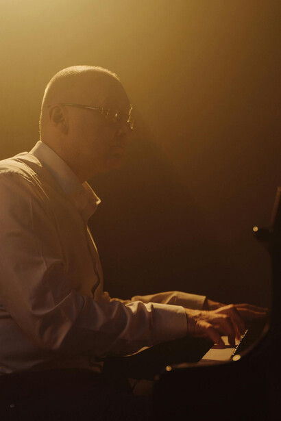 Las notas brotaban directamente de las yemas de sus largos dedos y recordaba