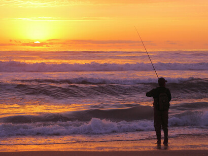 Pescador em mar de Cabo Polônio, Uruguay