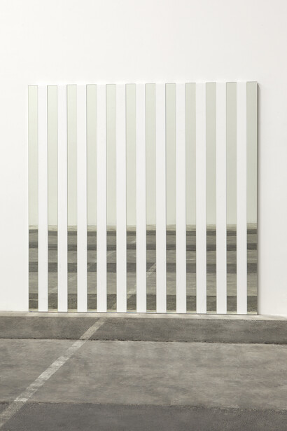 Daniel Buren (1938-), Miroir / Blanc Thasos (Gréce) - 23 lattes, travail situé, 2015, Mirror and marble, 200 x 200,1 x 3 cm