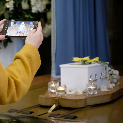 Ha osservato come chi lavora nella cura sia esposto a un impatto emotivo intenso e spesso cumulativo