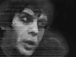 Screenshot di Carmelo Bene da "Un Amleto di meno"