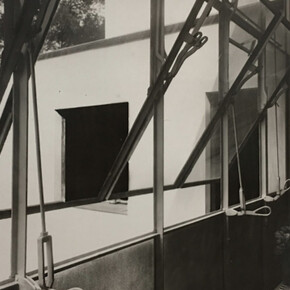 Lucia Moholy, Meisterhäuser. Atelierfenster, eines Doppelhauses mit Kippflügel, o.J. (nicht datiert | not dated), S/W Fotografie, b/w Photography, 21,8 x 16,3 cm | 8 2/3 x 6, 1/2 in, Unikat | unique. Courtesy of Galerie Kornfeld