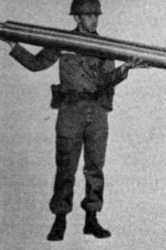 Fotografía de un proyectil nuclear M-388 Davy Crockett siendo preparado para lanzamiento, 1961