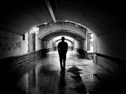 Homem andando pelos túneis