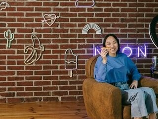 Mulher gravando para redes sociais. Eu não compreendia como alguém “ruim” podia estar com alguém “bom”