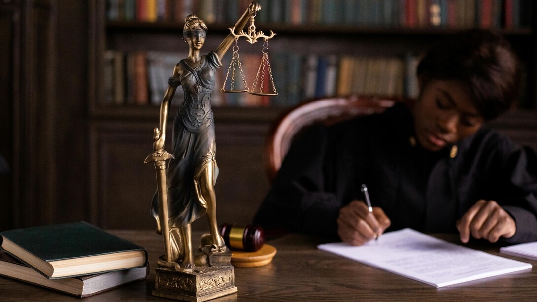 Il dibattito sul fine vita in Italia è profondamente legato a questioni etiche, religiose e legali, con la società divisa tra sostenitori del diritto all'autodeterminazione e difensori della sacralità della vita
