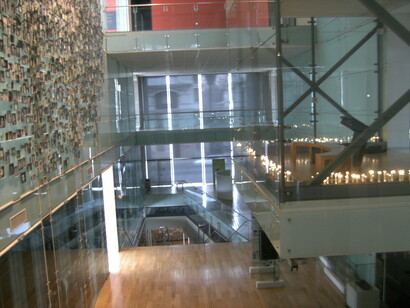 "Me llamo Adolfo", me dijo, lo que motivó nuestra primera conversa. Interiores. Museo de la Memoria y los Derechos Humanos, Santiago, Región Metropolitana, Chile