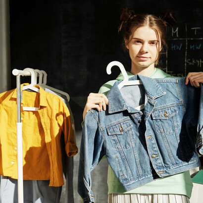 Cada prenda desechada expone un modelo que privilegia la circulación rápida sobre cualquier posibilidad de recuperación