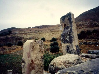 Il tragitto è disseminato dai resti di fortezze e avamposti della tradizione architettonica e militare dell'epopea crociata
