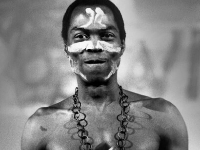 Fela Kuti, o nigeriano considerado o pai do Afrobeats. O Afrobeats também toma emprestado um pouco do Afrobeat original de Fela Kuti e seus seguidores, mas com uma perspectiva mais relaxada. Como gênero arraigado na diáspora e na globalização, sua identidade está hoje difusa e é difícil distinguir o que é realmente, além de uma etiqueta que de algum modo vem a resumir todas as sensibilidades sonoras africanas que conectam com a juventude contemporânea