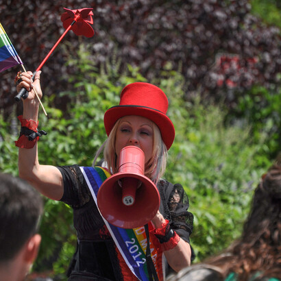 A performance de Cyndi no Rock in Rio resgatou memórias e destacou hinos feministas e LGBTQIA+ em um show vibrante. Cyndi Lauper, como Grand Marchal, liderou a Parada do Orgulho de Nova York de 2012 no domingo, 24 de junho