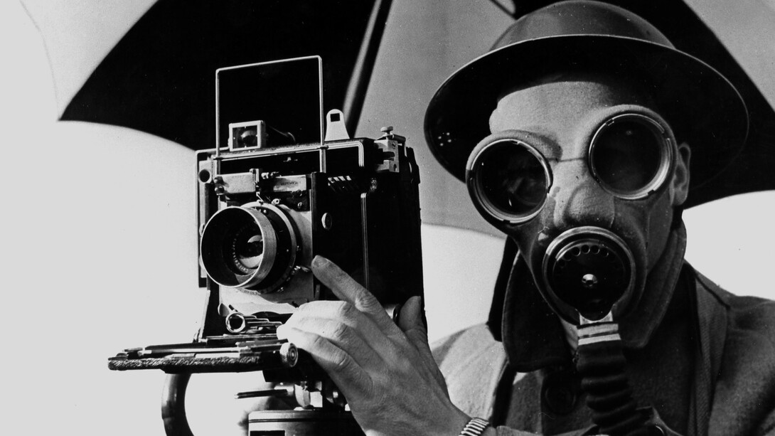 Lee Miller, Le photographe David E. Scherman habillé pour la guerre (détail), Dean house, 4 Dean Street, Londres, 1942. Avec l'aimable autorisation du Musée d'Art Moderne de Paris © Lee Miller Archives England 2026. All rights reserved