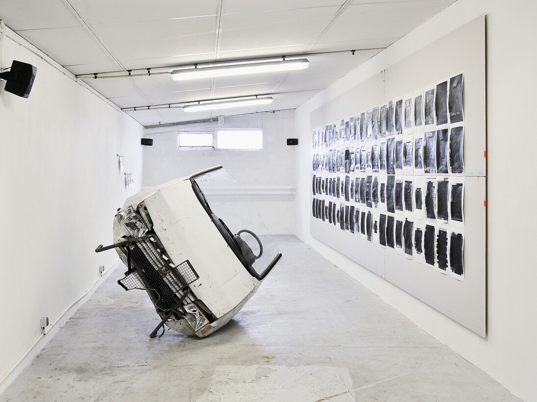 Pierre Gaignard, Stainless Texas Car Crash, 2014, carcasse de Peugeot 205, pare-buffle en forme de Texas, métal brossé - vue de l’exposition Déontologie du Photocopieur, commissariat de Contrefaçons, Vivarium, Biennale off, Rennes, Courtesy Pierre Gaignard