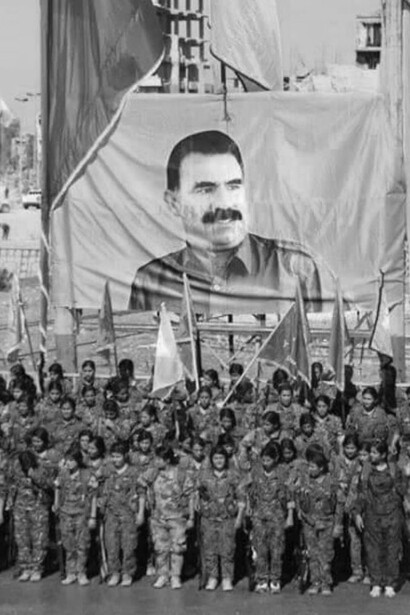 Miembros de una milicia femenina kurda, las Unidades de Protección de la Mujer, bajo un retrato de su líder encarcelado, Abdullah Ocalan