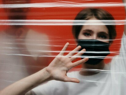 Os bastidores das nossas vidas mudaram da noite para o dia, muitas portas se fecharam, muitos destinos alteraram, muitos sonhos foram cancelados, mas também outras portas se abriram, novas oportunidades se apresentaram e grandes fortunas, que talvez até estavam abaixo de nossos olhos e despercebidas por nós, ganharam nossa atenção