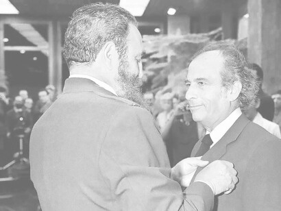 En Cuba, el comandante Fidel Castro impone la Orden Félix Varela de Primer Grado, a Pablo González Casanova, el 7 de enero de 1983. Foto: Estudios Revolución