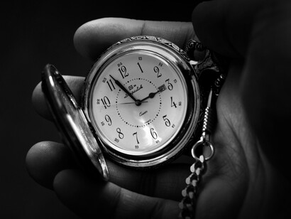 El tiempo está en todo: a todo lo determina, a todo lo empuja hacia el mañana