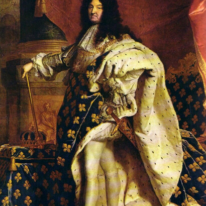 O Rei Sol ou O Grande, formas como era chamado Luis XIV, se posicionou também como ícone de moda. Ele era conhecido por suas roupas elaboradas e extravagantes, que eram alvo de imitação por membros da corte e por outras pessoas influentes