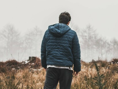 Quando revisitamos a pergunta — o que você deixou de ser quando cresceu? — percebemos que, muitas vezes, o preço do amadurecimento foi silenciar desejos genuínos ou sufocar talentos que davam sentido à vida. Resgatar esses fragmentos não é um retorno nostálgico, mas um gesto de coragem: crescer pode significar expandir, abrir espaço para valores verdadeiros e escolhas que nos devolvem vitalidade
