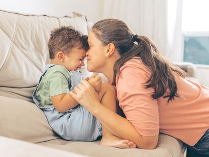 Mãe brinca com filho no sofá