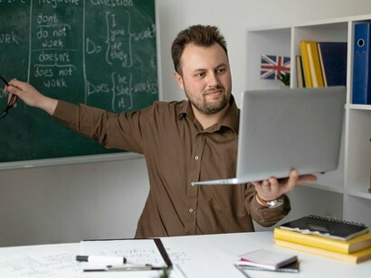 Conheça as competências para os professores do futuro: alguns pilares fundamentais para a educação com IA
