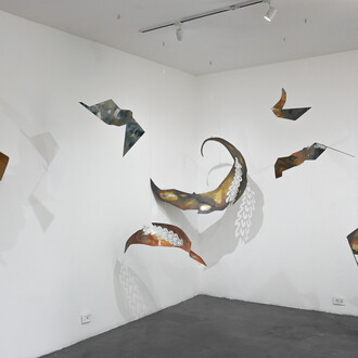Varios artistas, Un minuto en la vida del mundo, vista de exhibición. Cortesía de la Q Galeria