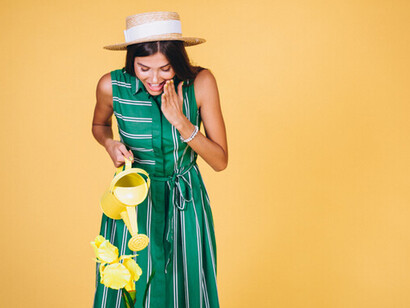 Tarde de paseo: vestido *midi* con estampado floral y sombrero de paja