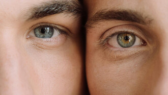 Heartstopper é mais que uma série; é um marco de representatividade, normalizando histórias LGBTQIAPN+ e fortalecendo identidades