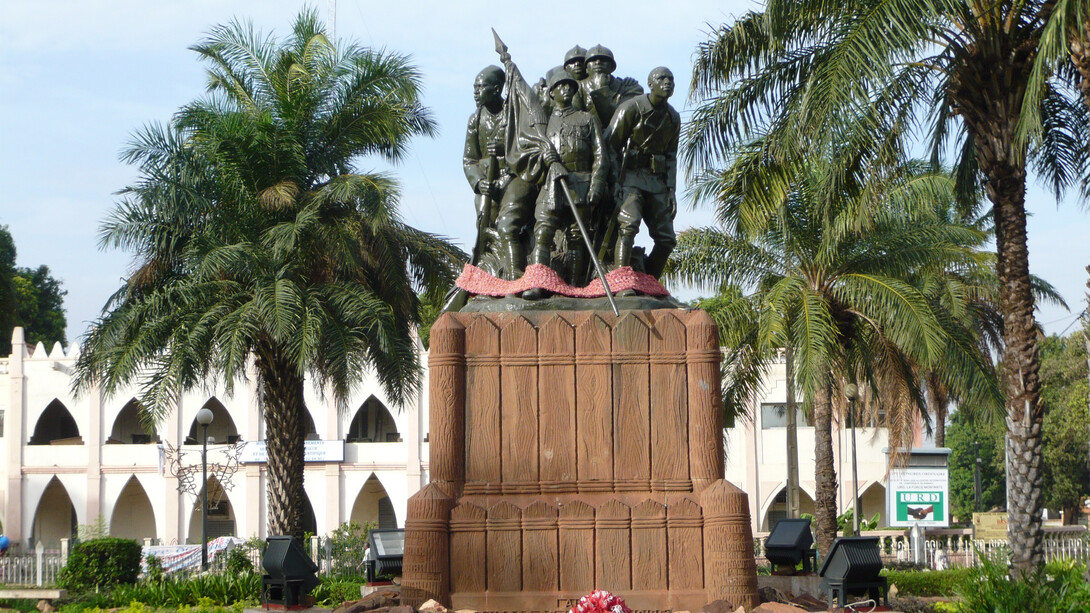 Paul Moreau-Vauthier (1871-1936), Monument aux héros de l'Armée noire, 1924, place de la Liberté, Bamako (Mali). Réplique du monument original érigé en 1924 à Reims détruit en 1940 puis rebâti en 2013