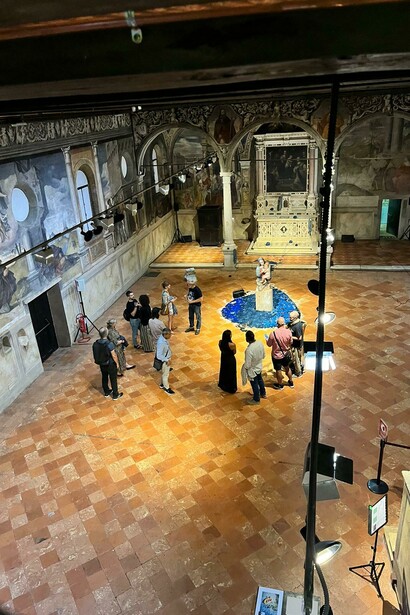 Federico Soffiato a lavoro per esporre l'opera della Madonna dell'acqua lurida